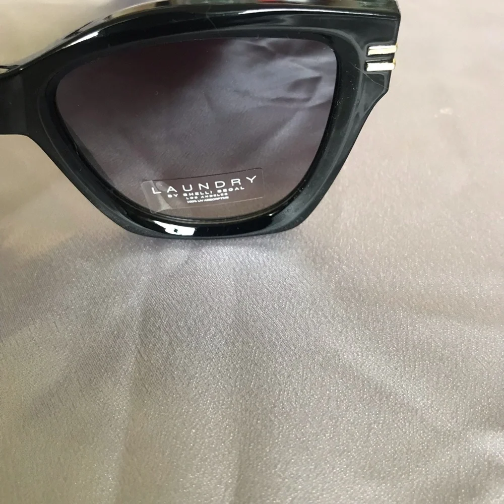 LAUNDRY by SHELLI SEGAL ,100%UV ABSORPTIVE unisex all black color Classy NEW !
